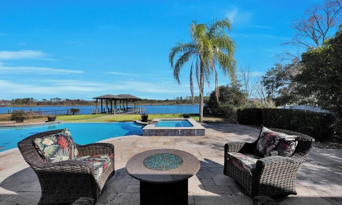 Wesconnett Casa | "River Sanctuary"--Pool Home on River frontage-- 4000 sq. ft. Sleeps 8
