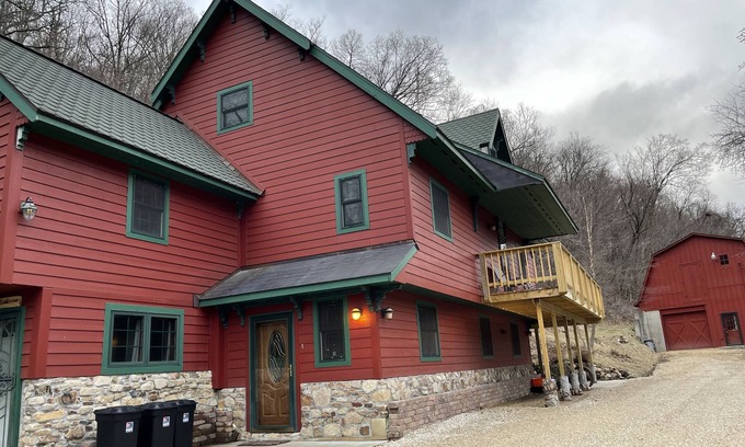Lansing Casa | River Valley Cabin