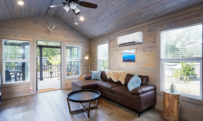 Arden Chalet De Esquí | River View Cabin with Hot Tub