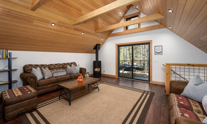 Olympic Valley Casa | River-View Chalet 5 Minutes to Squaw Valley 10 minutes to Lake Tahoe
