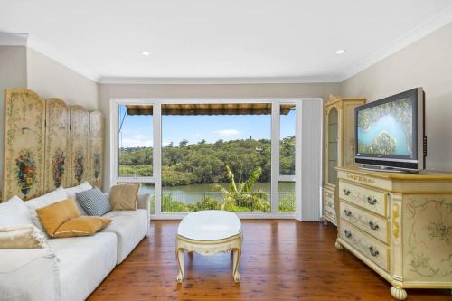 Lane Cove West Casa | River View Oasis: Spacious 3-Bed House with Pool