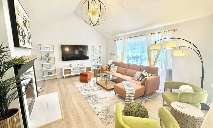 St. Charles Casa | River View, walk to town, stylish, Spacious