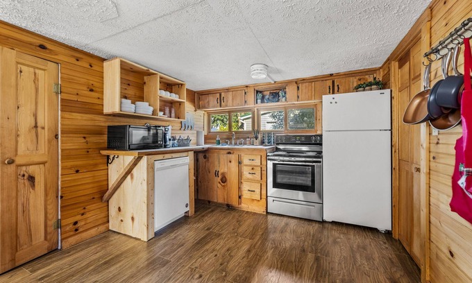 Townsend Cabina | RIVER VIEWS! 1/2 mile to GSMNP! 10 Mins to Cades Cove! Hot Tub! FirePit! Grill!
