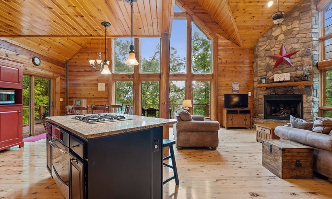 Bentonville Casa | River Woods Retreat:10min to River, L2 EV, Hikes, 2 Fireplaces, Hottub, SP 10mi
