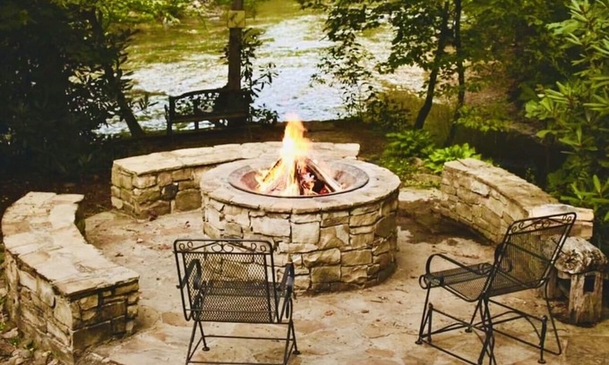 Epworth Cabina | Riverbend Log Cabin, Waterfront, HotTub, Tubing, Fishing, WiFi, Cable, Fire Pit