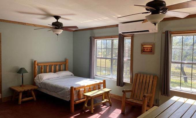 Uvalde County Cabina | Riverbend on the Frio Cabin 7