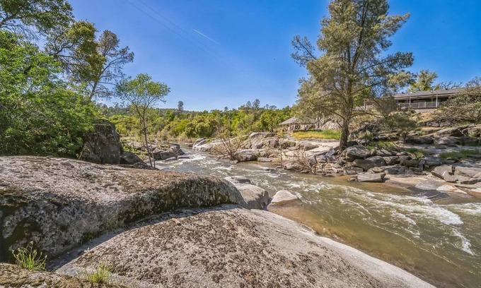 Yosemite Lakes Casa | Riverdell Hideaway is your private riverfront retreat.