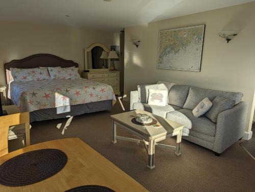 Edgecomb Apartamento | Riverfront 2nd floor with balcony Sheepscot Harbour Vacation Club Studio #210