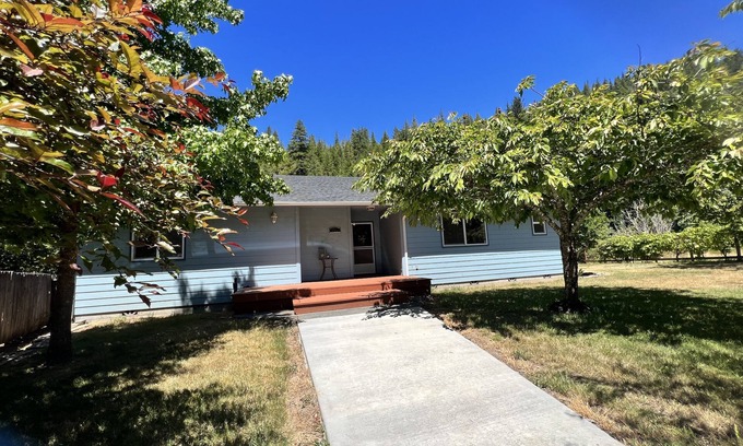 Gasquet Casa | Riverfront 3 bed/2 bath home, relaxing and peaceful, new furnishings and paint