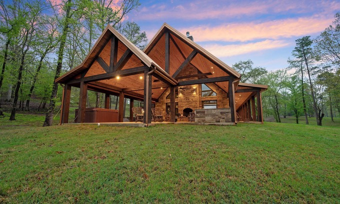 Golden Complejo | Riverfront Cabin, Bunkhouse & Saloon-160 Acres/ATV Trails!Kayaks Provided!