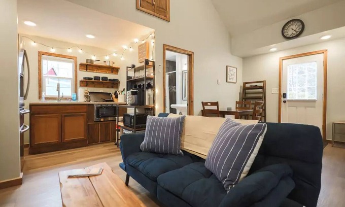 Canadensis Cabina | Riverfront Cabin. Minutes from Mt.Airy & Kalahari