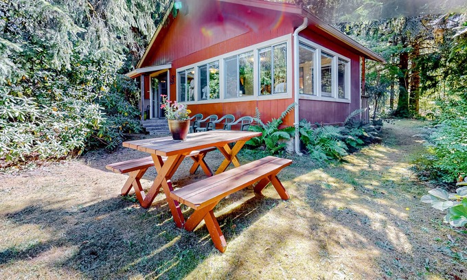 Gold Bar Cabina | Riverfront cabin with a full kitchen, WiFi, firepit, & water access