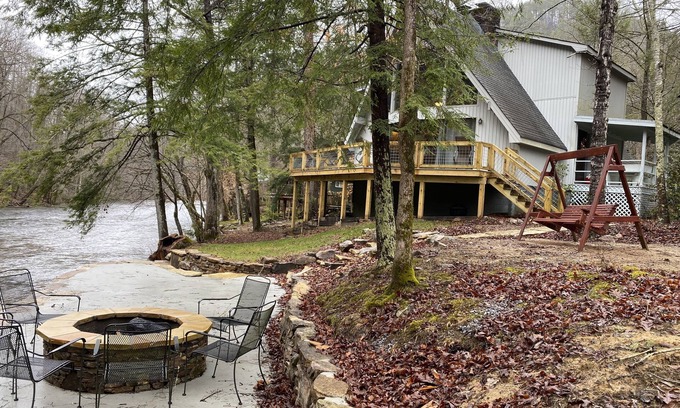 Walland Chalet De Esquí | Riverfront Chalet - fantastic riverfront lot!