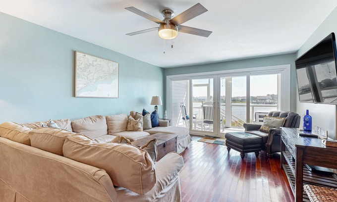 Folly Beach Condominio | Riverfront condo near Folly Beach with balcony, views, outdoor pool & tennis