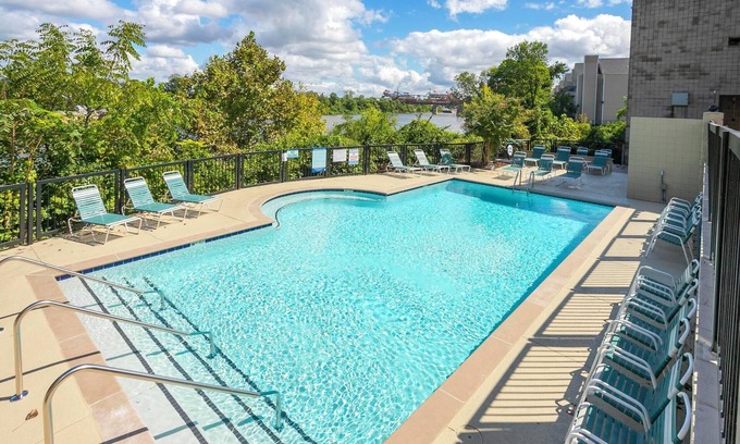 North Capitol Condominio | Riverfront Condo | Walk Downtown | Pool + Parking