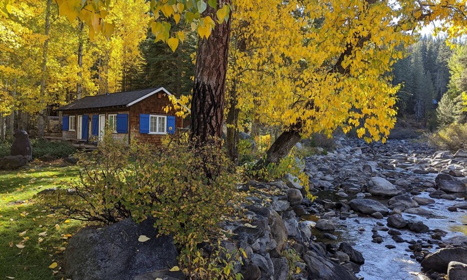 Olympic Valley Cabaña | Riverfront Cottage 5 Minutes from Palisades Tahoe 10 minutes to Lake Tahoe