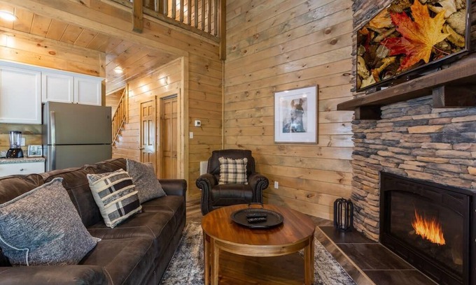 Pigeon Forge Cabina | Riverfront Cottage In Downtown Pigeon Forge!