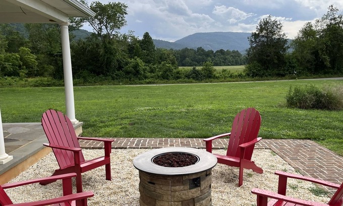 Dyke Casa | Riverfront Country Home with Blue Mountain Views