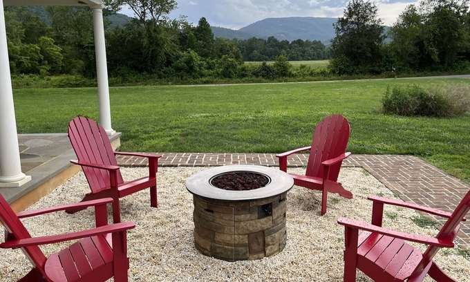 Dyke Casa | RiverFront Country Home with Blue Mountain Views