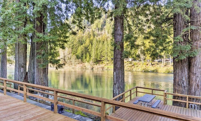 Crescent City Casa | Riverfront Crescent City Home, 8 Mi to Beach!