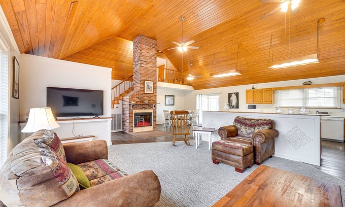 Dayton Casa | Riverfront Dayton Getaway on 700 Wooded Acres!