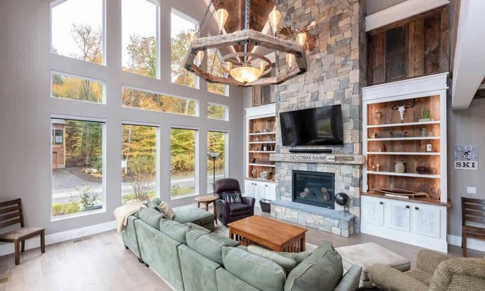 Lincoln Casa | Riverfront Escape in the Mountains