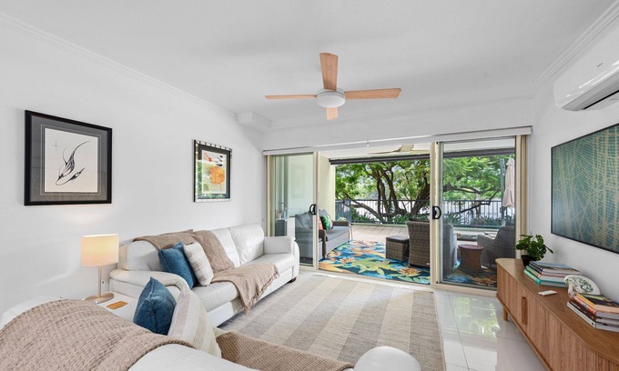 West End Apartamento | Riverfront Excellence! 2Bed/2Bath/2Car ~ West End