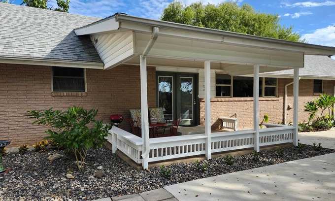 Los Fresnos Casa | Riverfront Family Home: Yard, Orchard, Dock!