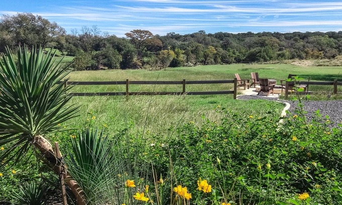 Wimberley Casa | Casa familiar frente al río con amplio patio, parrilla de gas y área de comedor al aire libre
