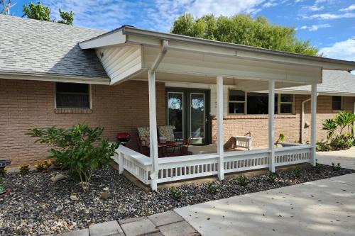 Los Fresnos Casa | Riverfront Family Home Yard, Orchard, Dock!