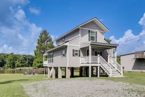 Saint Amant Casa | Riverfront Family Retreat with Yard in Saint Amant