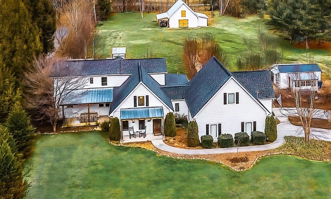 Townsend Cabina | Riverfront Farmhouse. Walking distance to awesome!