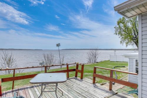 Argyle Casa | Riverfront Gem with Kayaks and Yard in Montrose!