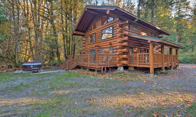 Gold Bar Casa | Riverfront Gold Bar Log Cabin Near Stevens Pass!