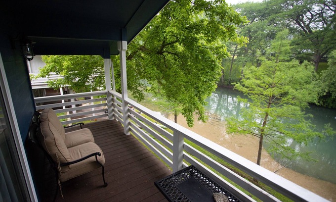 New Braunfels Chalet De Esquí | Riverfront Home Sleeps 12 with View & Firepit