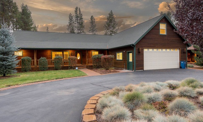 Three Rivers Casa | Riverfront, Hot Tub,Paddle Boards,Canoe,Ping-Pong, Billiard,near Sunriver Resort