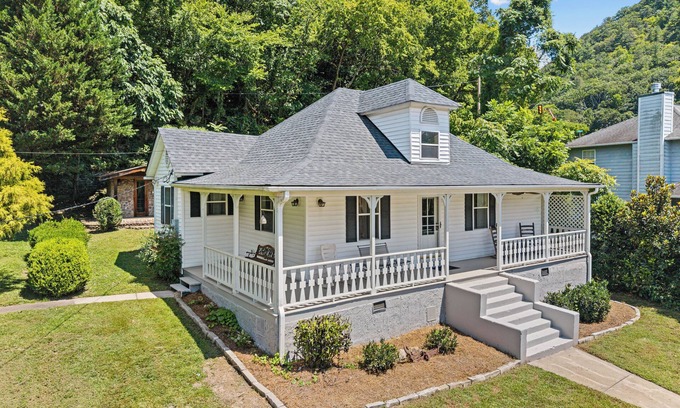 Hot Springs Casa | Riverfront, Hot Tub & Sauna, 10 Minute Walk to Town on the AT