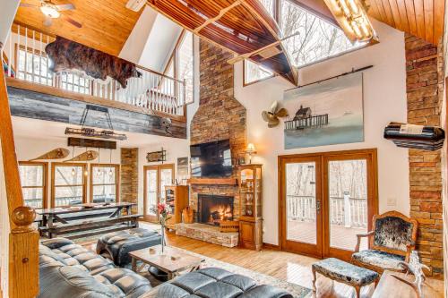 Rutherfordton Casa | Riverfront Lake Lure Lodge with Deck on 13 Acres