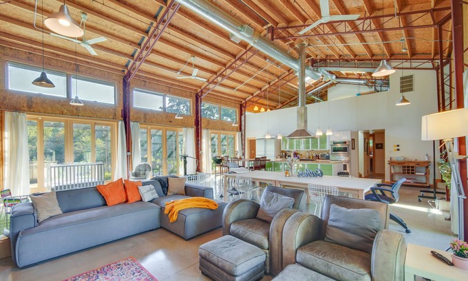 Libertyville Casa | Riverfront Libertyville Retreat w/ Outdoor Kitchen