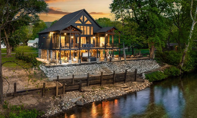 Townsend Cabina | Riverfront luxury cabin w/ Free Attraction TIckets, private hot tub & deck