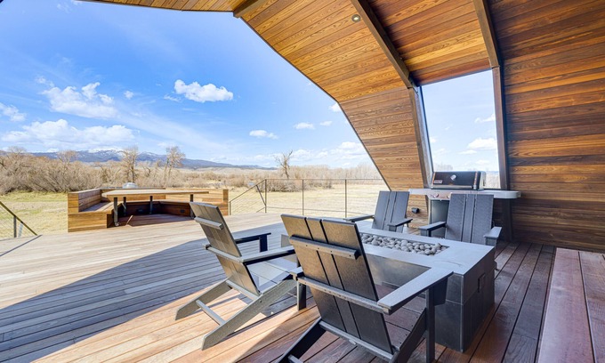 Whitehall Casa | Riverfront Montana Retreat - Deck, Fire Pit & Pond