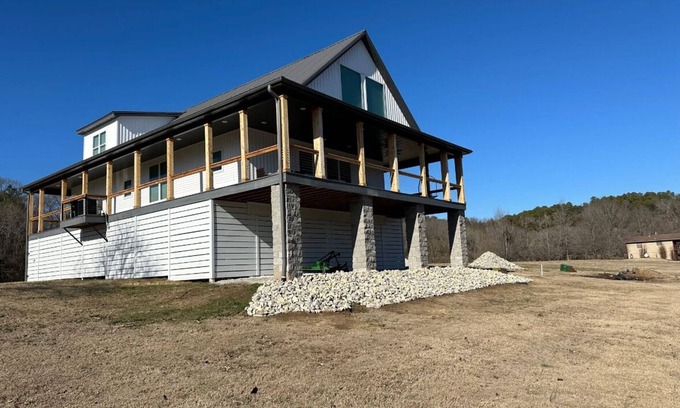 Calico Rock Casa | RIVERFRONT NEW 4-bedroom house with WiFi and AC in Calico Rock