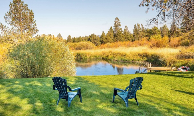 La Pine Cabina | Riverfront Retreat / Hot Tub / Private Dock / Pet Friendly
