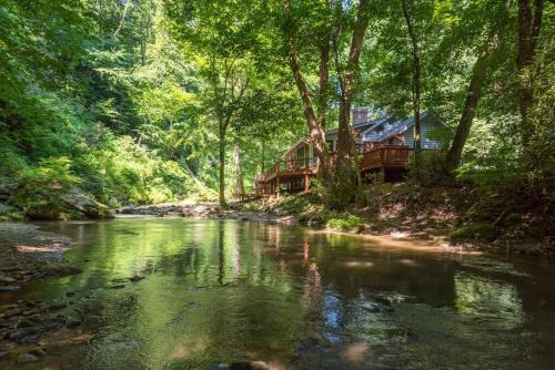 Lynn Casa | Riverfront Retreat- Pet Friendly- River