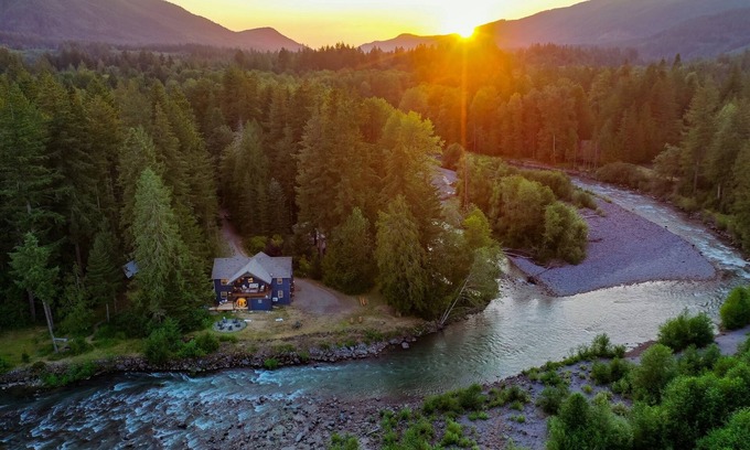 Mount Hood Village Casa | Riverfront Retreat - Sauna, HotTub, Game Rm, Pets