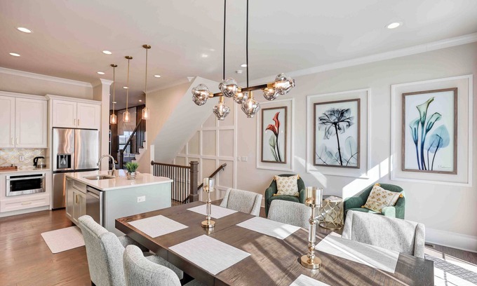Hitch Village - Fred Wessels Homes Casa | Riverfront Retreats, Downtown