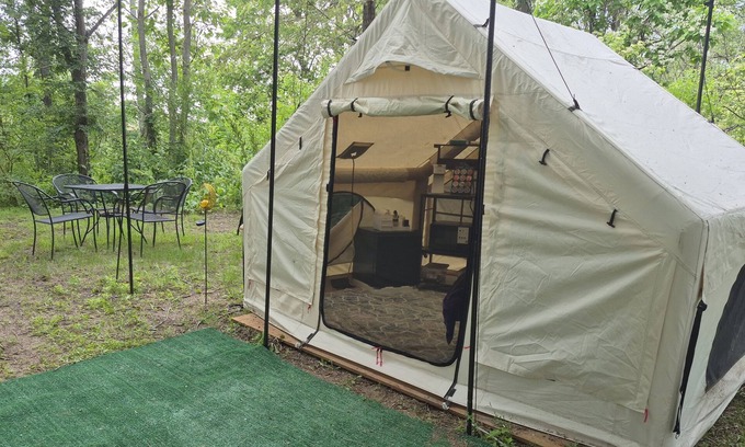 Waterloo Alquiler De RV | Riverfront Serenity Glamping Tent in West Omaha Campground