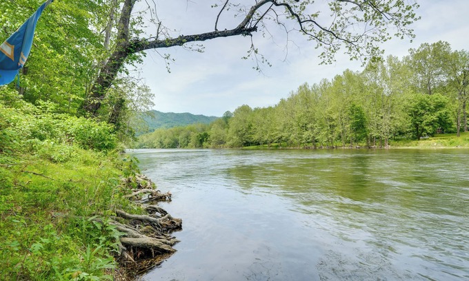 Shenandoah Casa | Riverfront Shenandoah Getaway w/ Kayaks & Tubes!