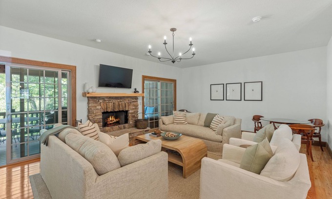Cashiers Casa | Walk to Skiing & Amenities - Riverfront Townhome Sleeps 10