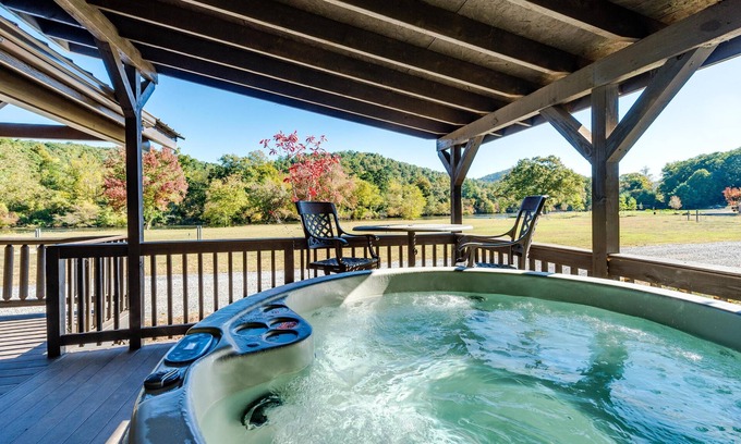 Arden Chalet De Esquí | Riverfront Vintage Cabin w/ Hot Tub, Full Kitchen
